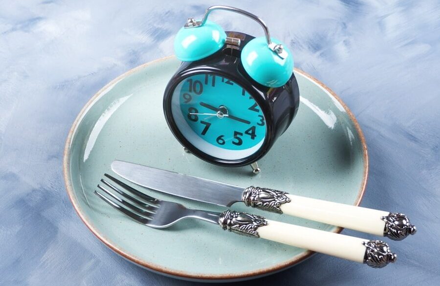 intermittent-fasting-concept-with-blue-alarm-clock-W7XT5ZM-min
